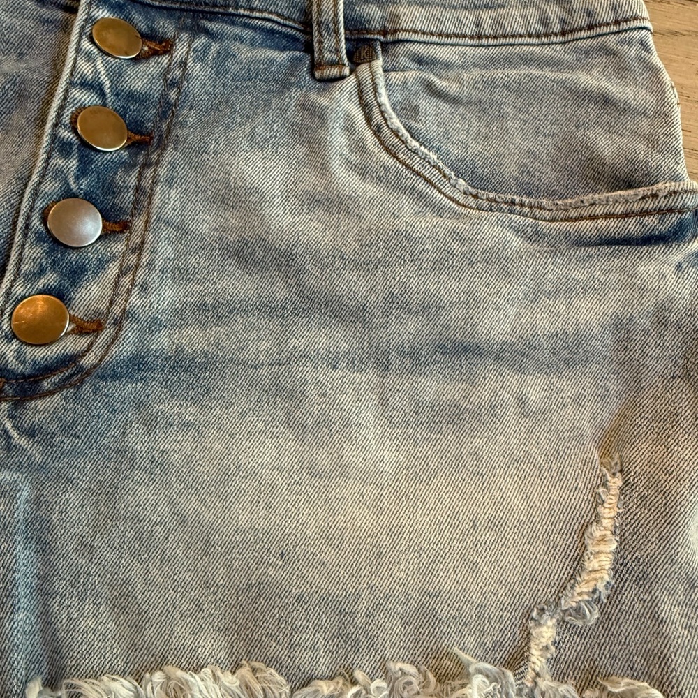KUT denim Jane high rise distressed button up 3 inch shorts 8 - Picture 2 of 9